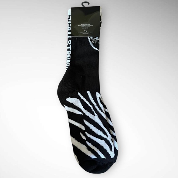 CALI STRONG Unisex Black‎ and White Mid Length Athletic Crew Sock Size S/M NWT - Picture 2 of 2